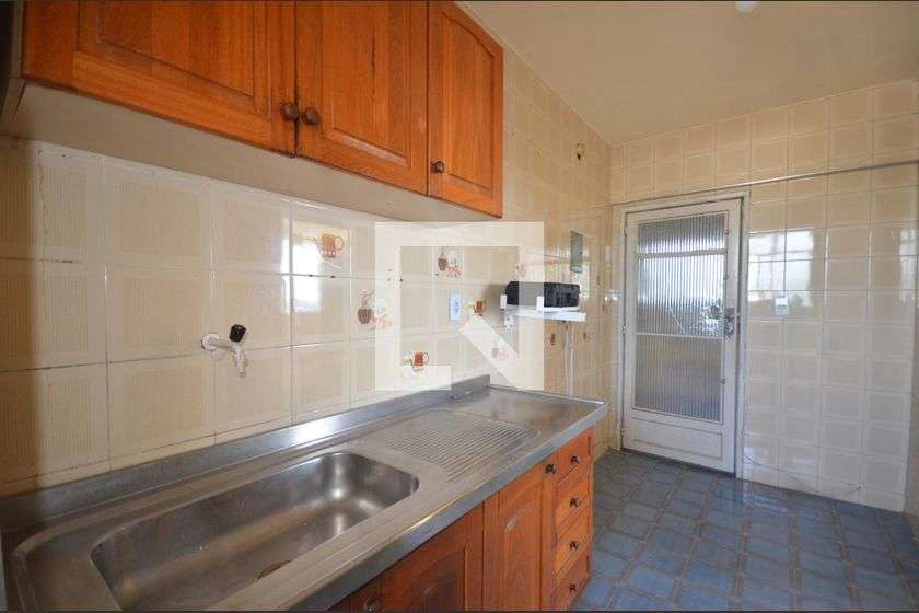 Apartamento com 2 quartos e box de vidro no banheiro — photo 12