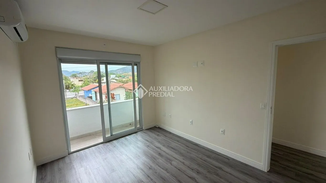 Balcony with a grill in a 4-bedroom house, 120 m² — photo 11