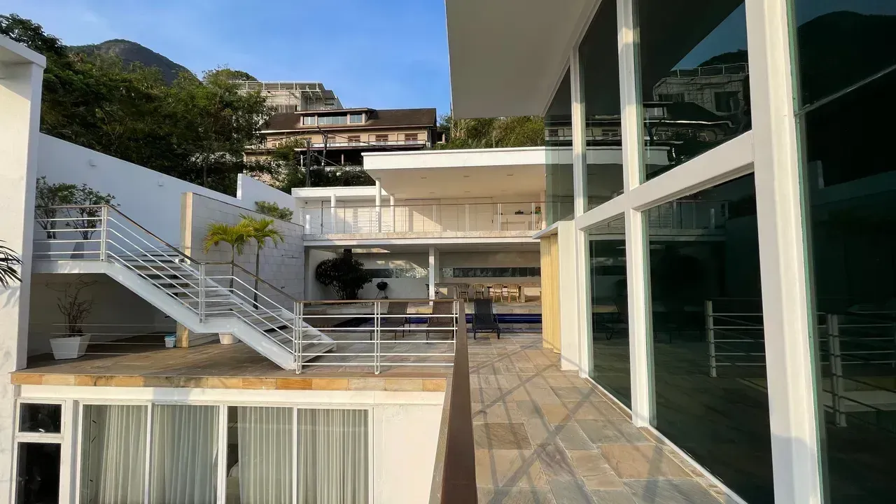 Unfurnished 3-bedroom, 3-bath house with a balcony — photo 8