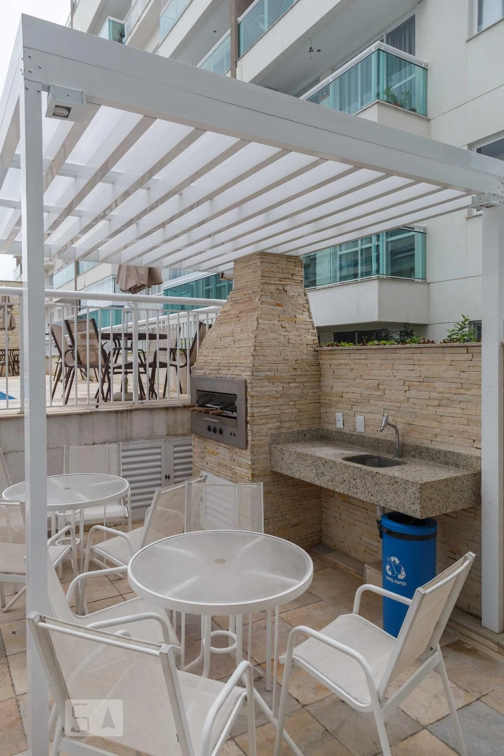 Furnished 2-bedroom apartment with gas open-plan kitchen — photo 40