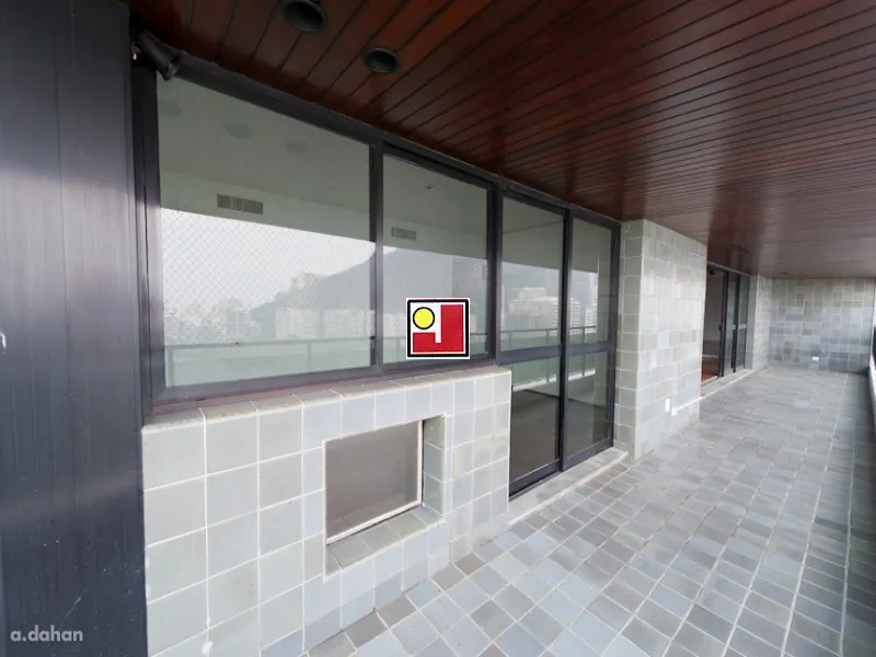 4-bedroom apartment with a glass-enclosed balcony — photo 11