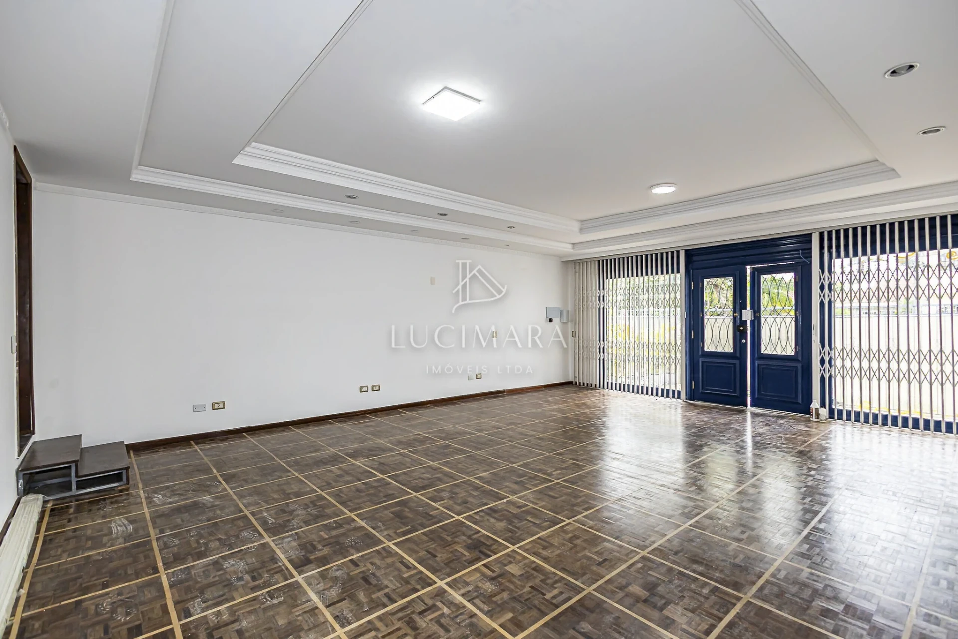 Wood or laminate floors in a 2-bedroom house, 170 m² — photo 15