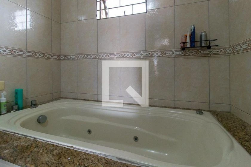 3-bedroom house with a bathtub in Curitiba — photo 45