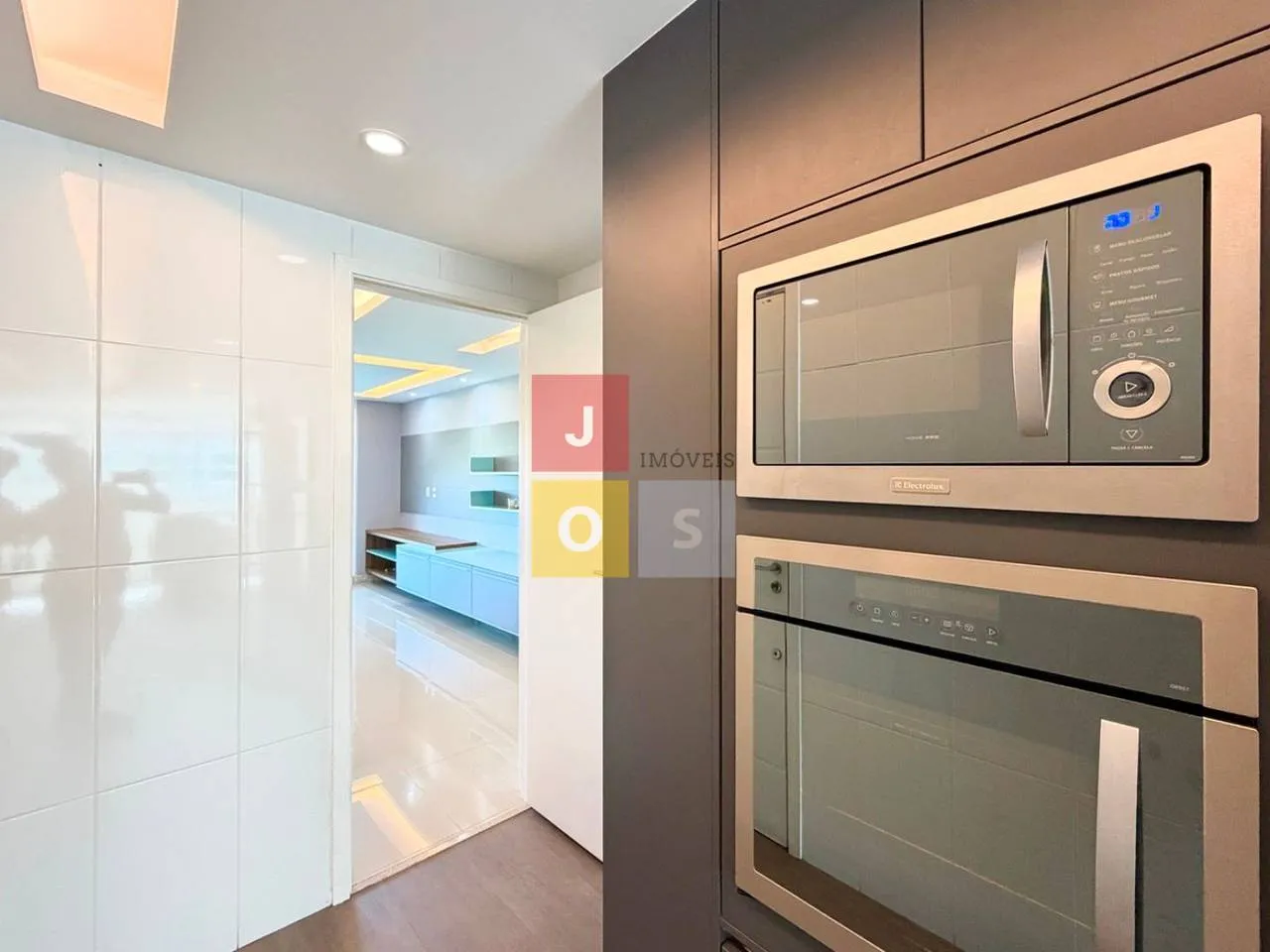 Furnished 4-bedroom suite apartment with 156 m² — photo 43