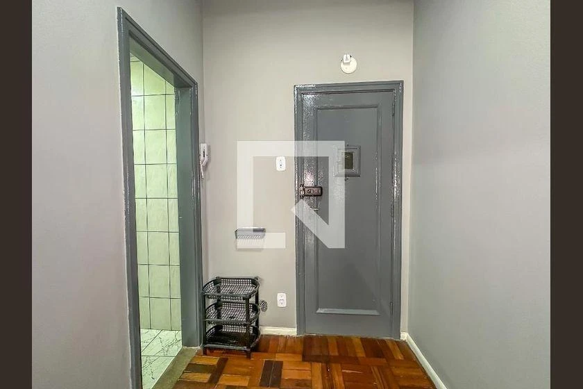 Studio com piso de madeira ou laminado, Centro — photo 3