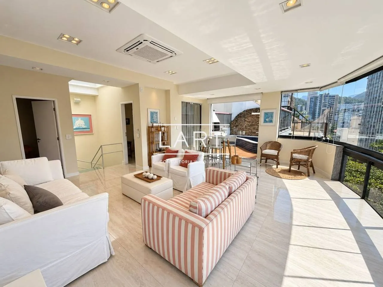 Furnished apartment, 220 m², with floor-to-ceiling windows