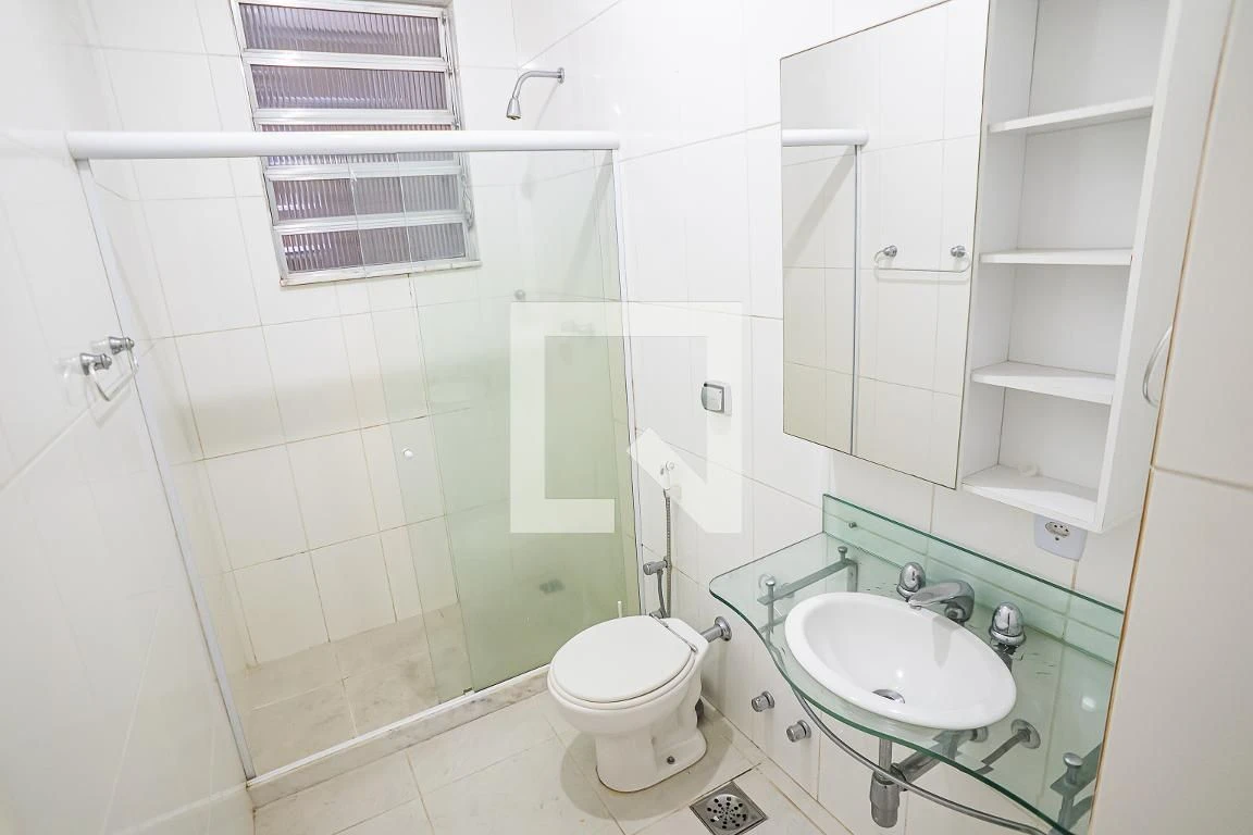 One-bedroom apartment with wood or laminate floors — photo 32