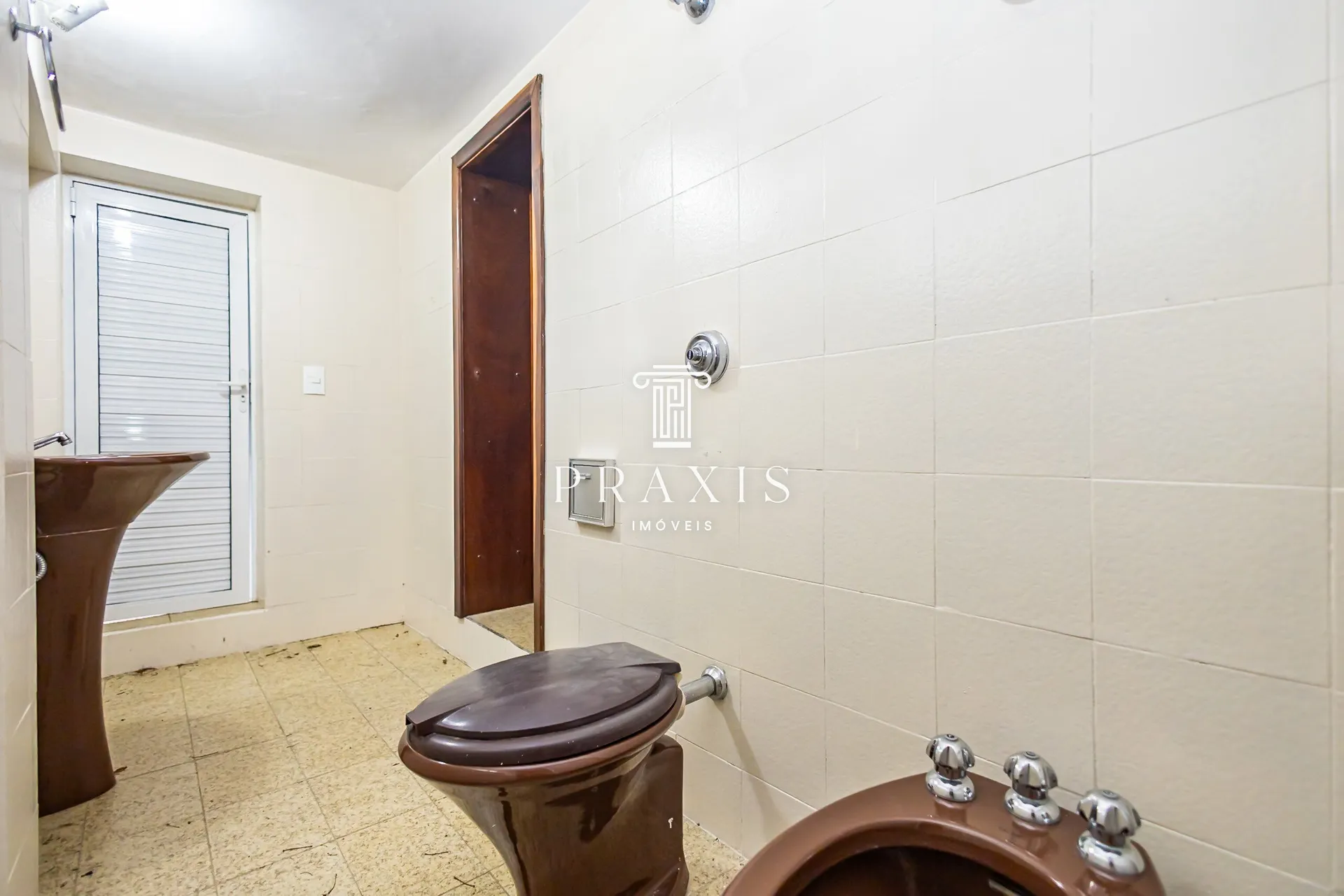 House with 4 bedrooms, 445 m² and fitted kitchen — photo 45