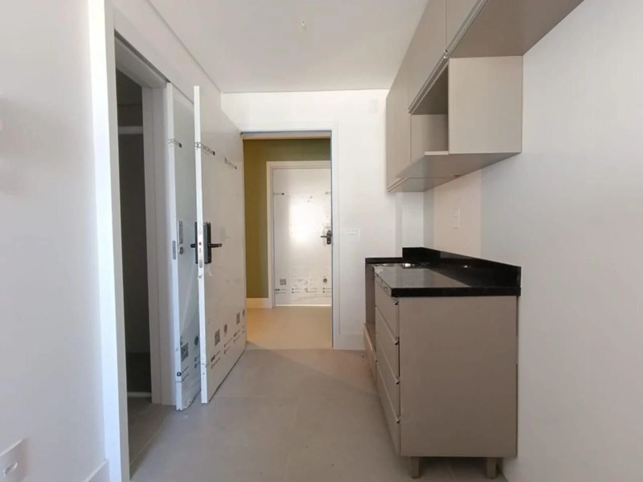 Apartamento com 1 dormitório e cozinha compacta com forno — photo 7