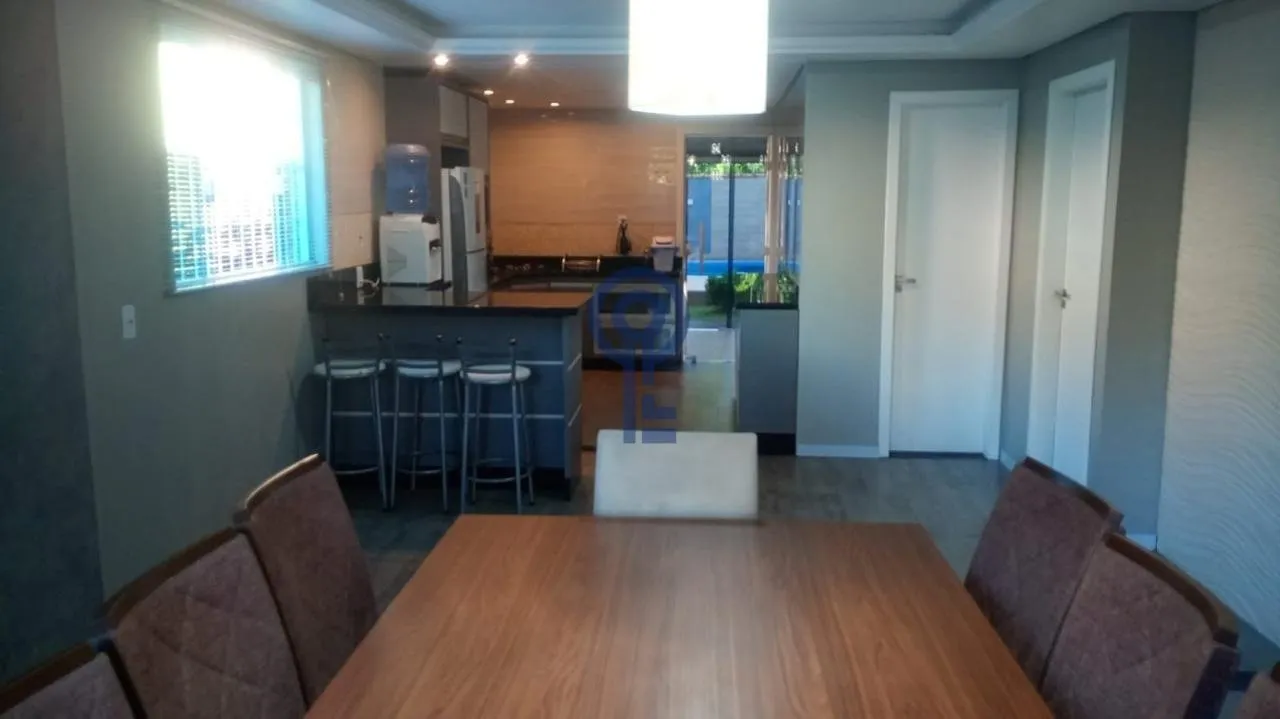 3 en-suite bedrooms in a 240 m² house with balcony — photo 13