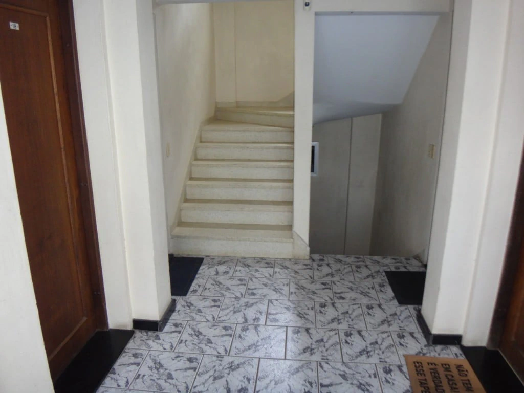 Balcony with a grill in a one-bedroom apartment, 72 m² — photo 22