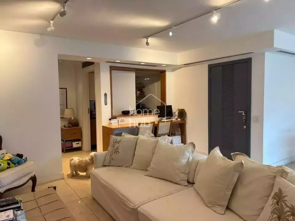 Furnished apartment, 169 m², with a glass-enclosed balcony — photo 21