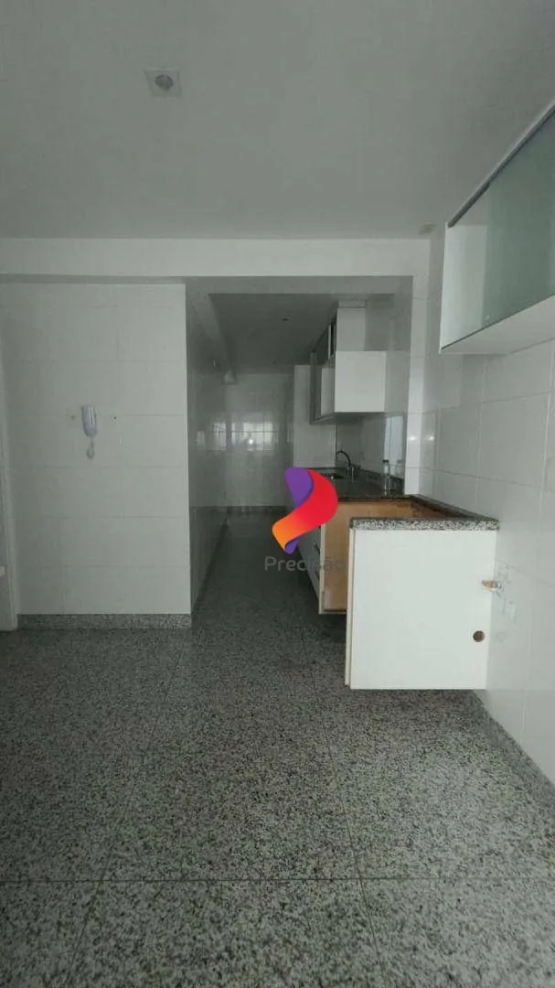 Apartment with enclosed balcony and 4 bedrooms — photo 40
