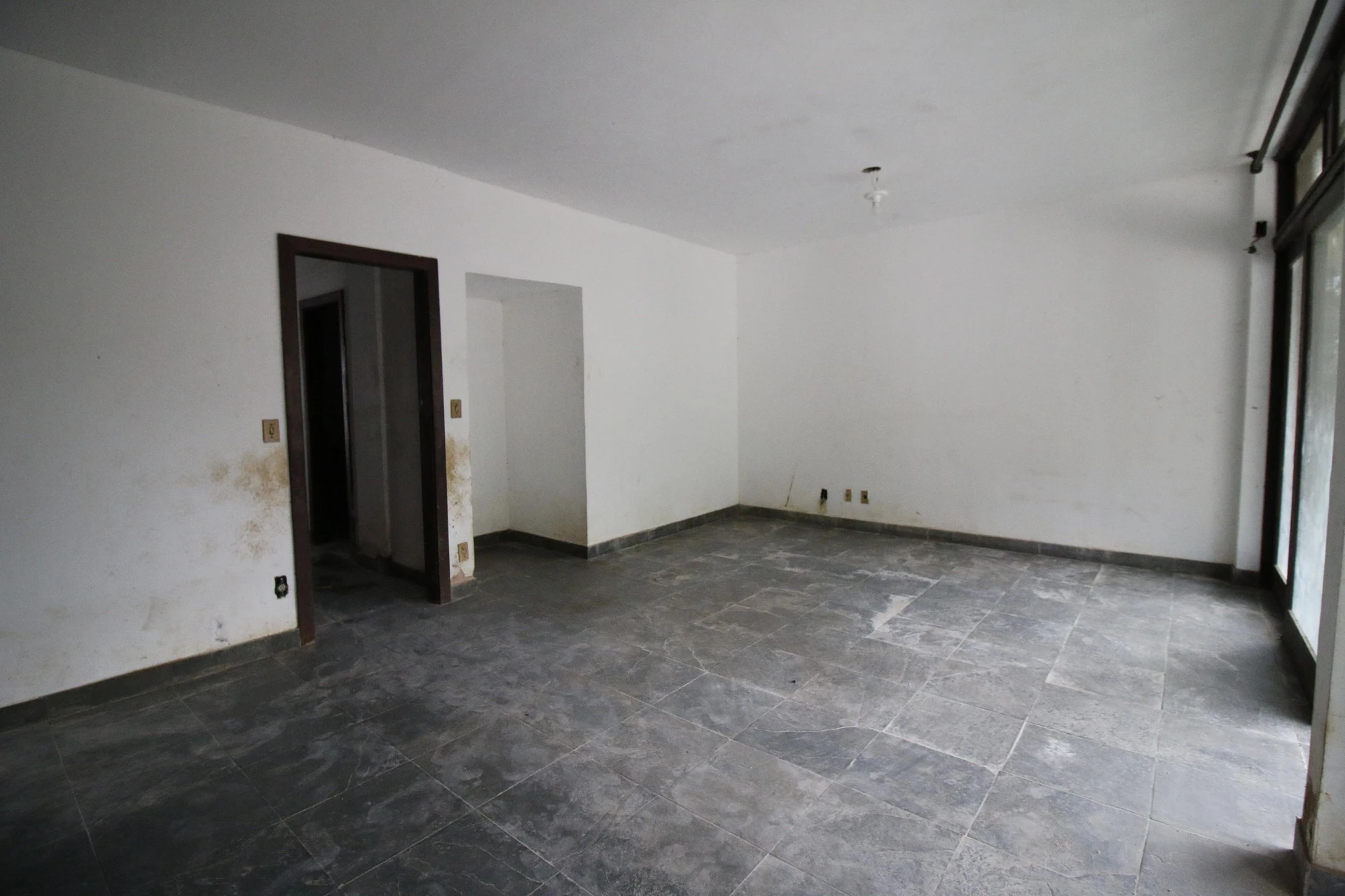 500 m² house with floor-to-ceiling windows and a bathtub — photo 14