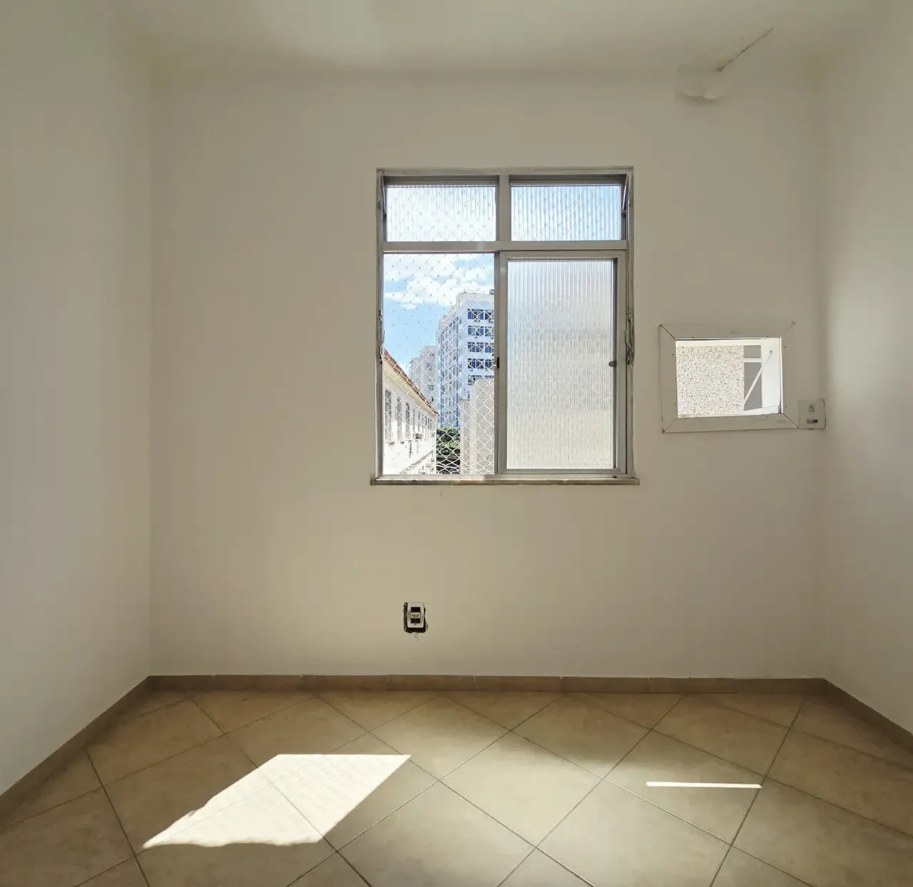 Apartamento com 2 quartos, 1 banheiro e cozinha fechada — photo 12