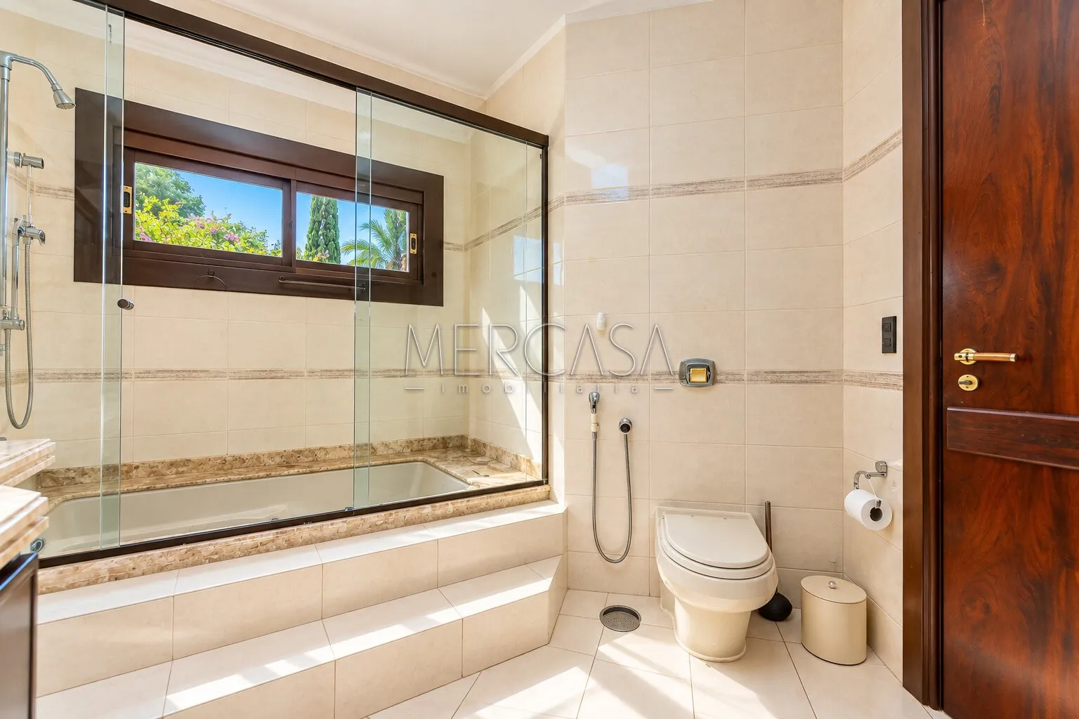 3-bedroom house with a bathtub in Curitiba — photo 58