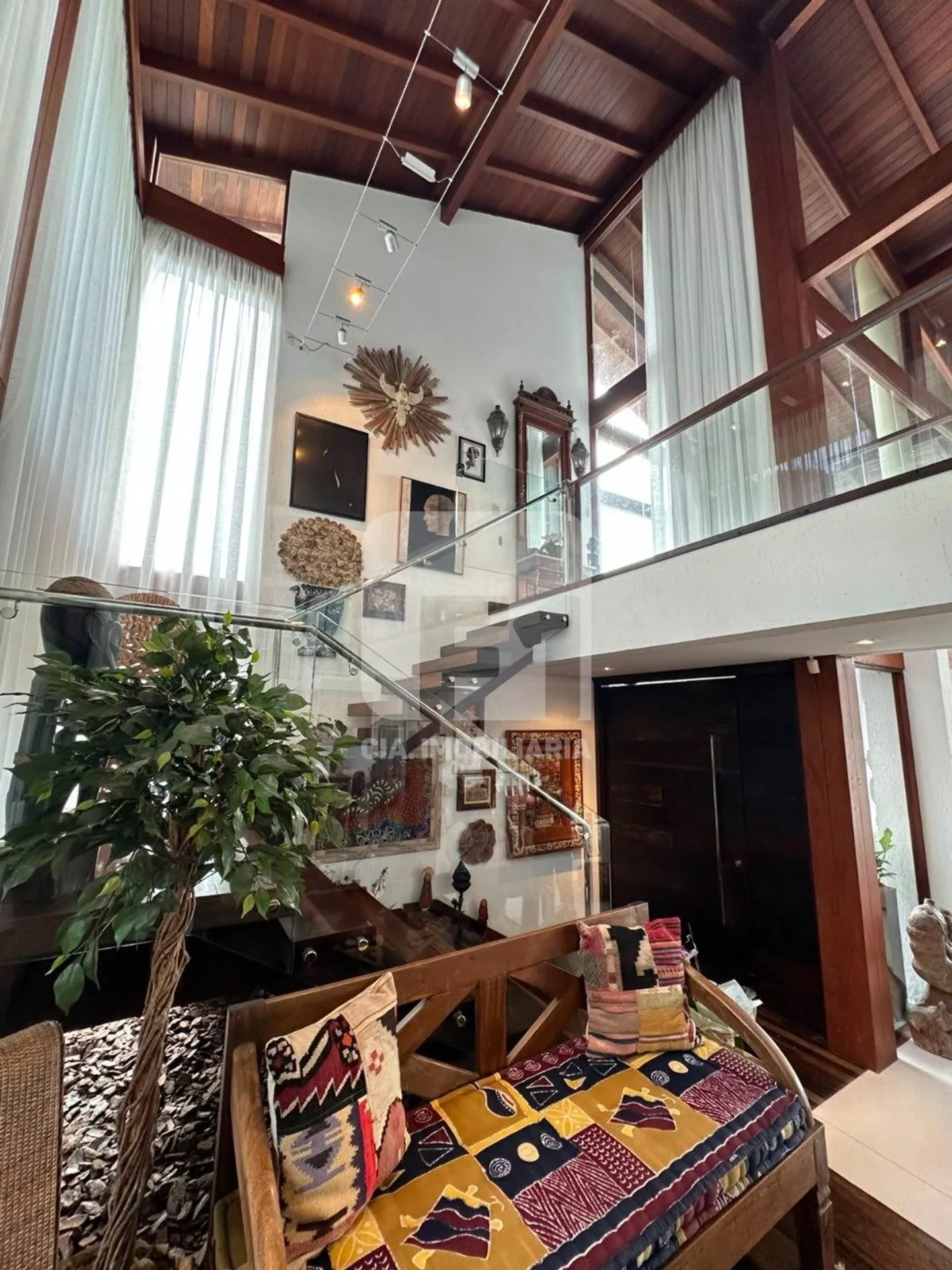 Furnished house with 6 bedrooms and 650 m² total — photo 35