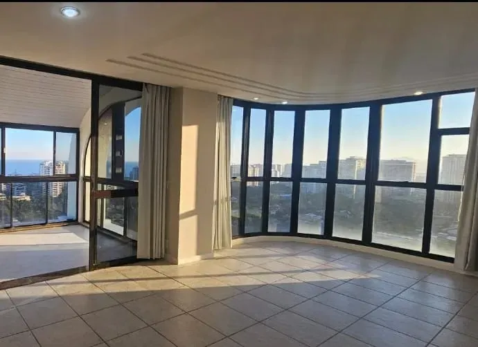 Apartment with 3 bedrooms and city plus water views — photo 6