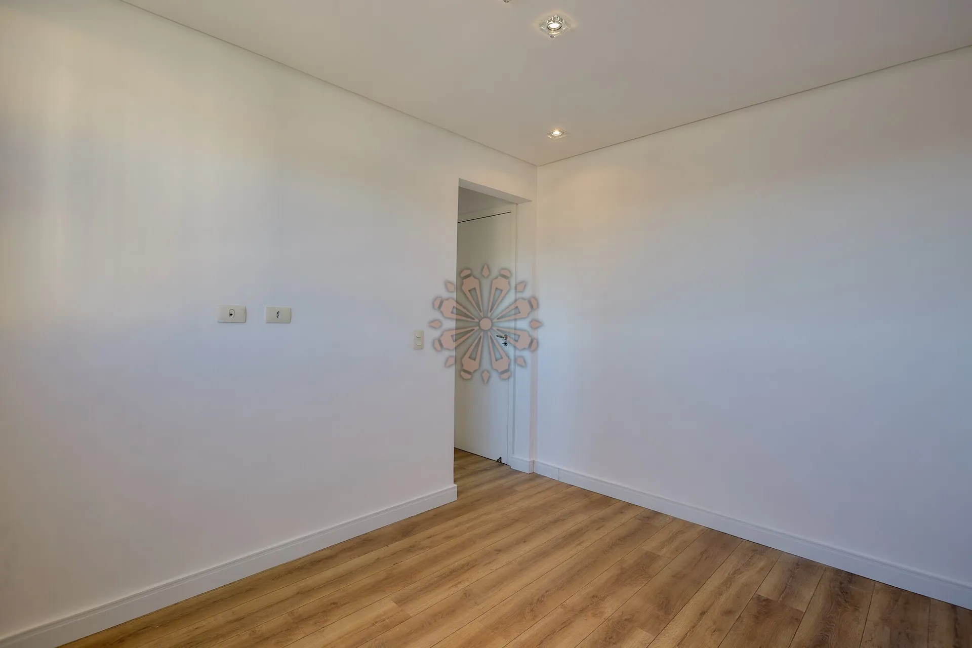 Furnished apartment, 68 m², with a glass-enclosed balcony — photo 39