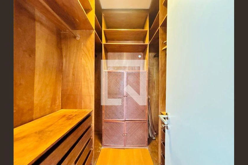 Walk-in closet in a 3-bedroom apartment, 83 m² — photo 11