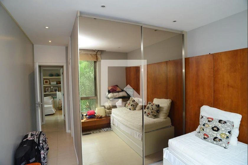 298 m² rental apartment with 4 en-suite bedrooms and balcony — photo 43