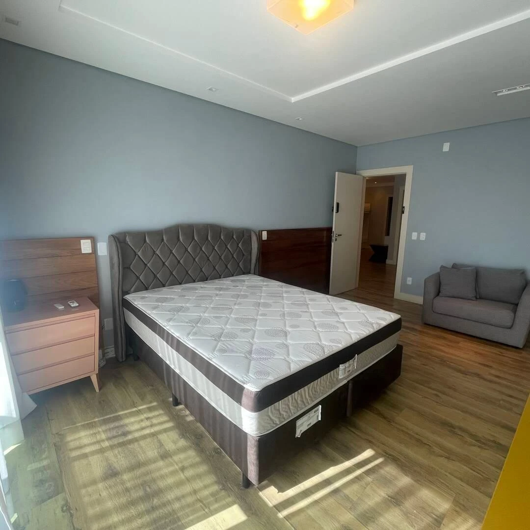 5-bedroom house with a glass-enclosed balcony — photo 11