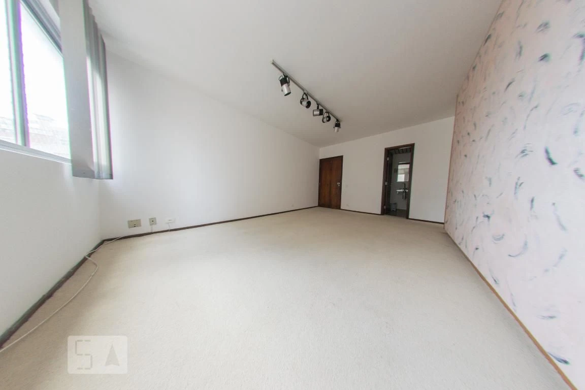 4-bedroom apartment with a walk-in closet — photo 9