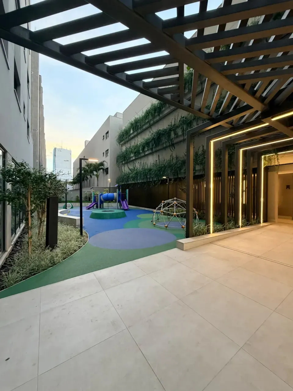 Apartamento com 4 quartos e 3 banheiros e varanda — photo 2