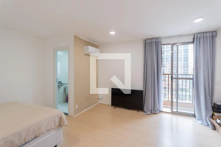 Apartamento de 1 dormitorio con balcón acristalado y 32 m² — photo 12