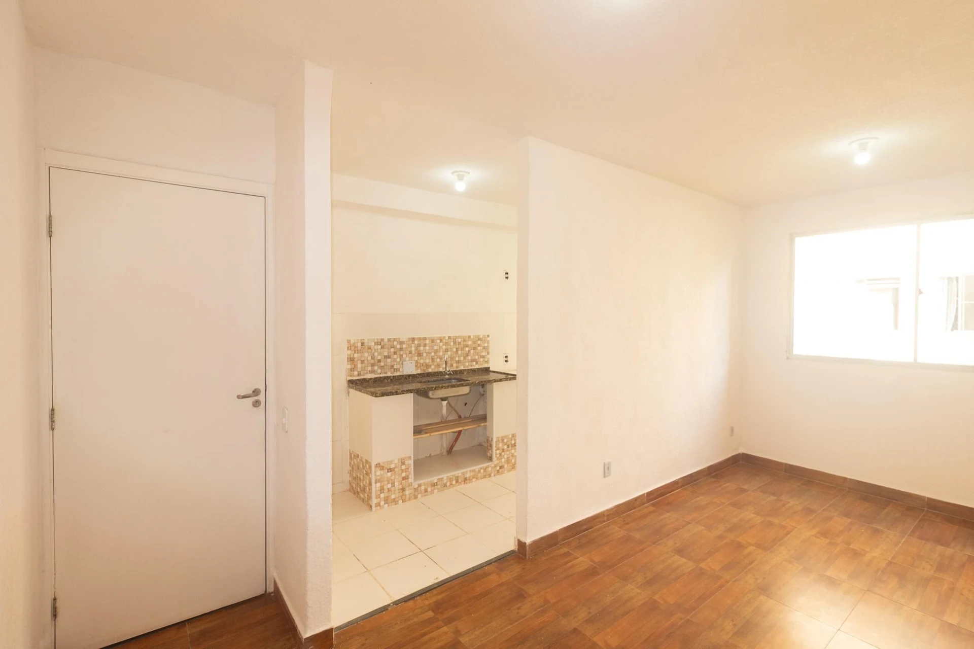 Apartment with 2 bedrooms and a kitchenette stove — photo 3