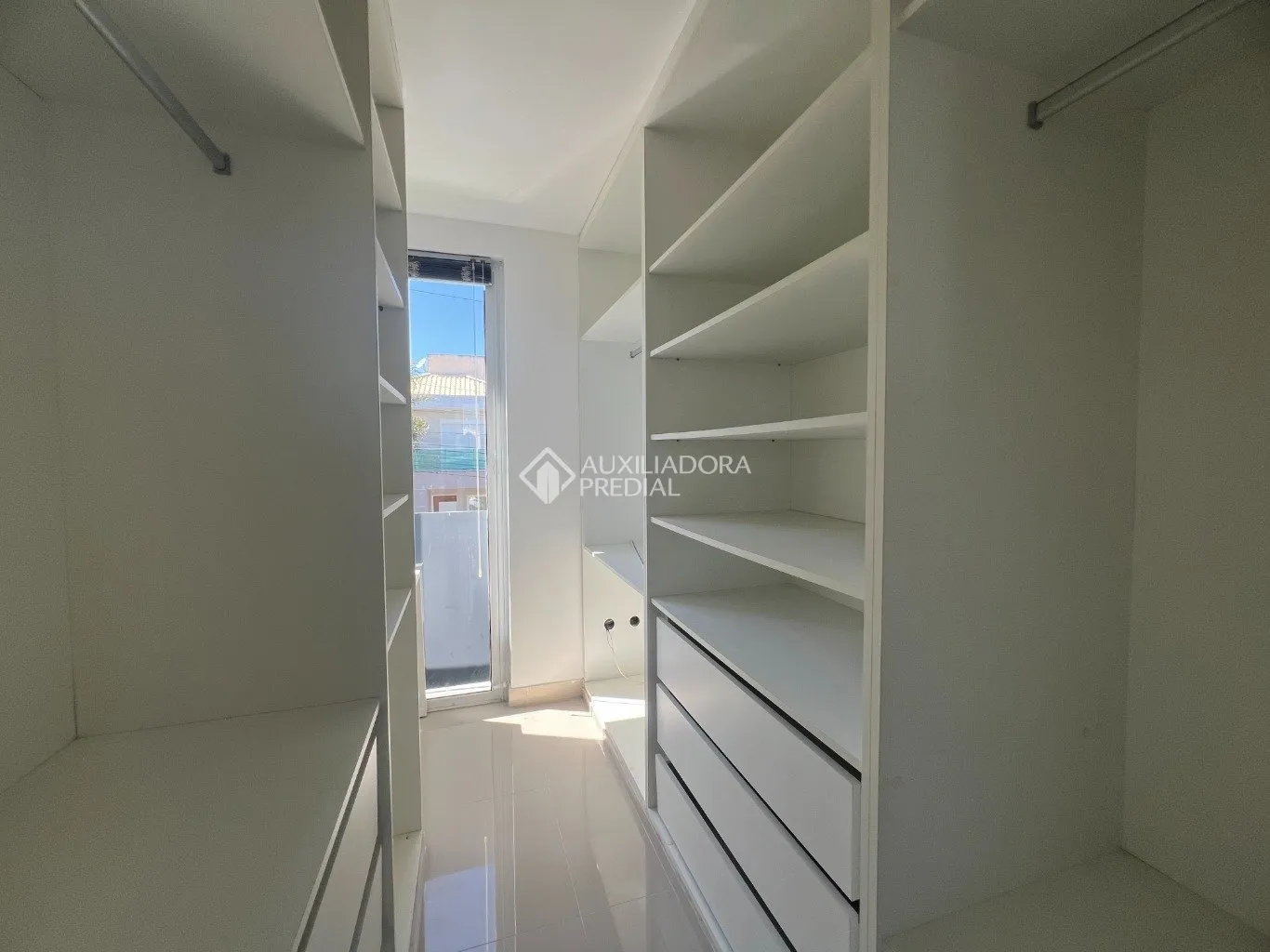 Floor-to-ceiling windows in a 3-bedroom house, 220 m² — photo 26