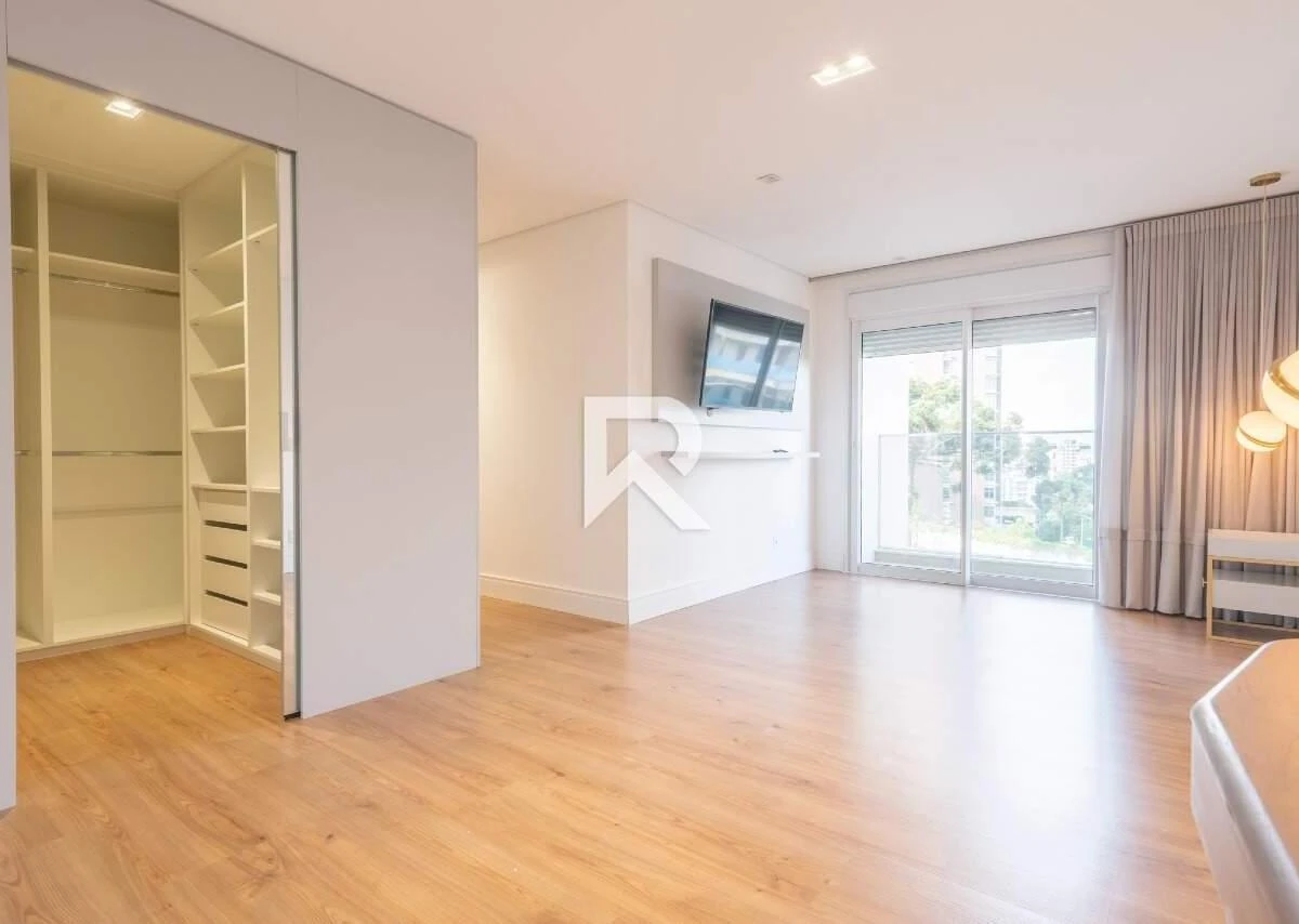 255 m² apartment with a bathtub and a walk-in closet — photo 3