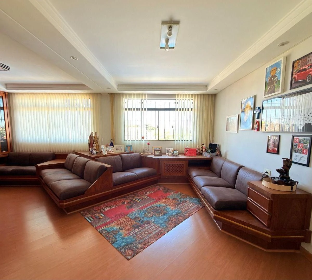 4-bedroom house with a bathtub in Curitiba — photo 31