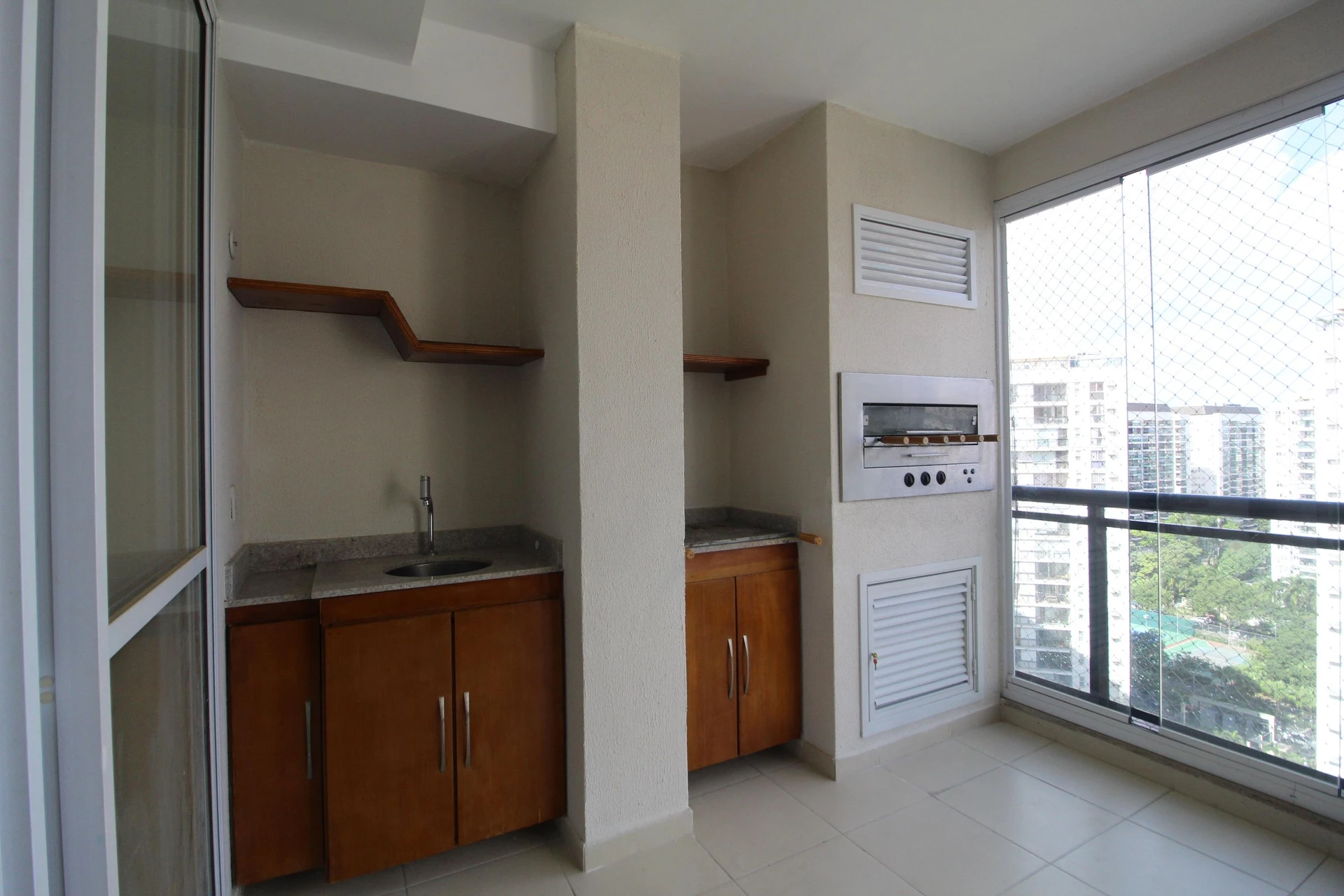 4-bedroom apartment with balcony and built-in BBQ