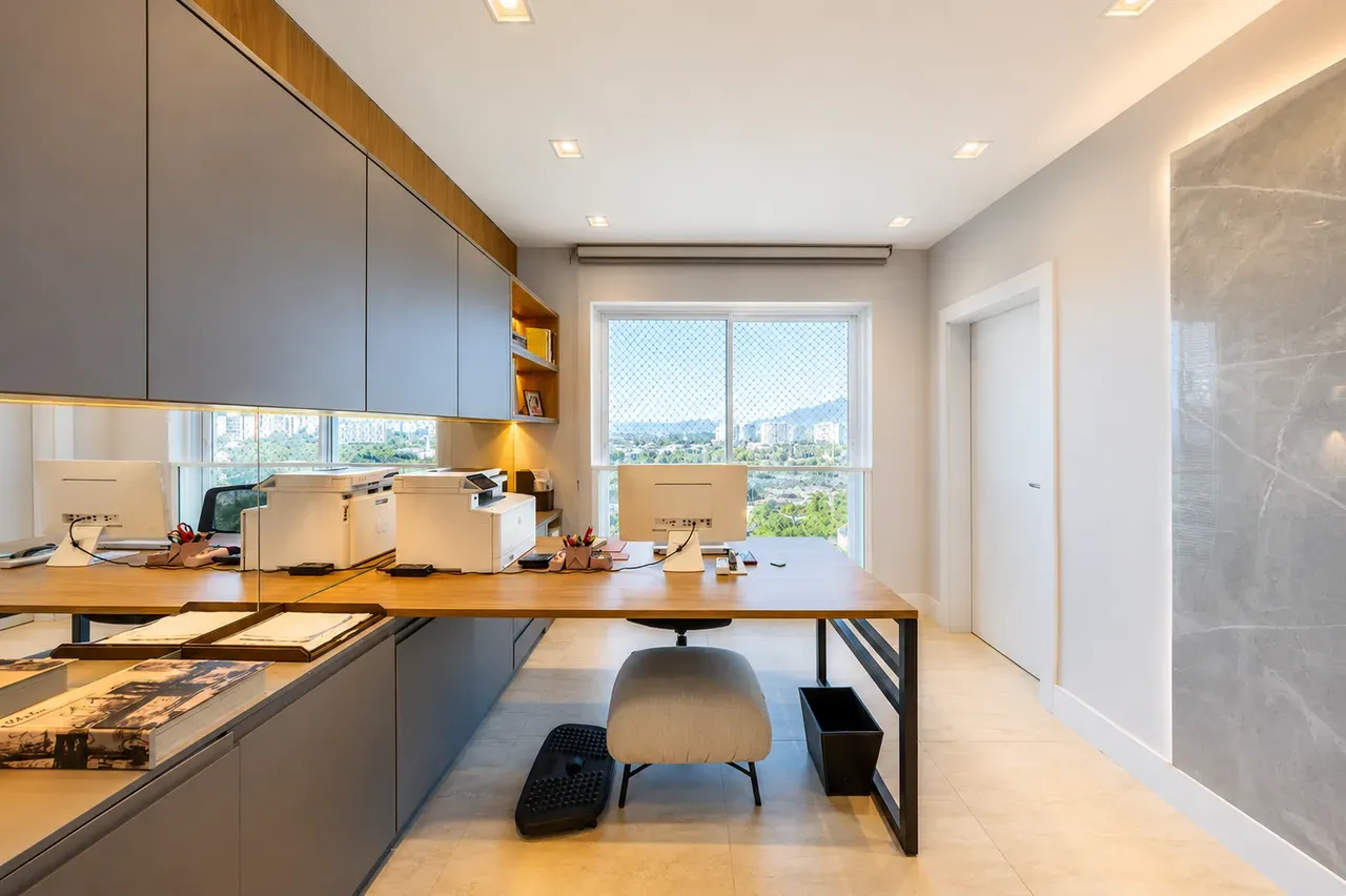 Furnished apartment, 266 m², with floor-to-ceiling windows — photo 7
