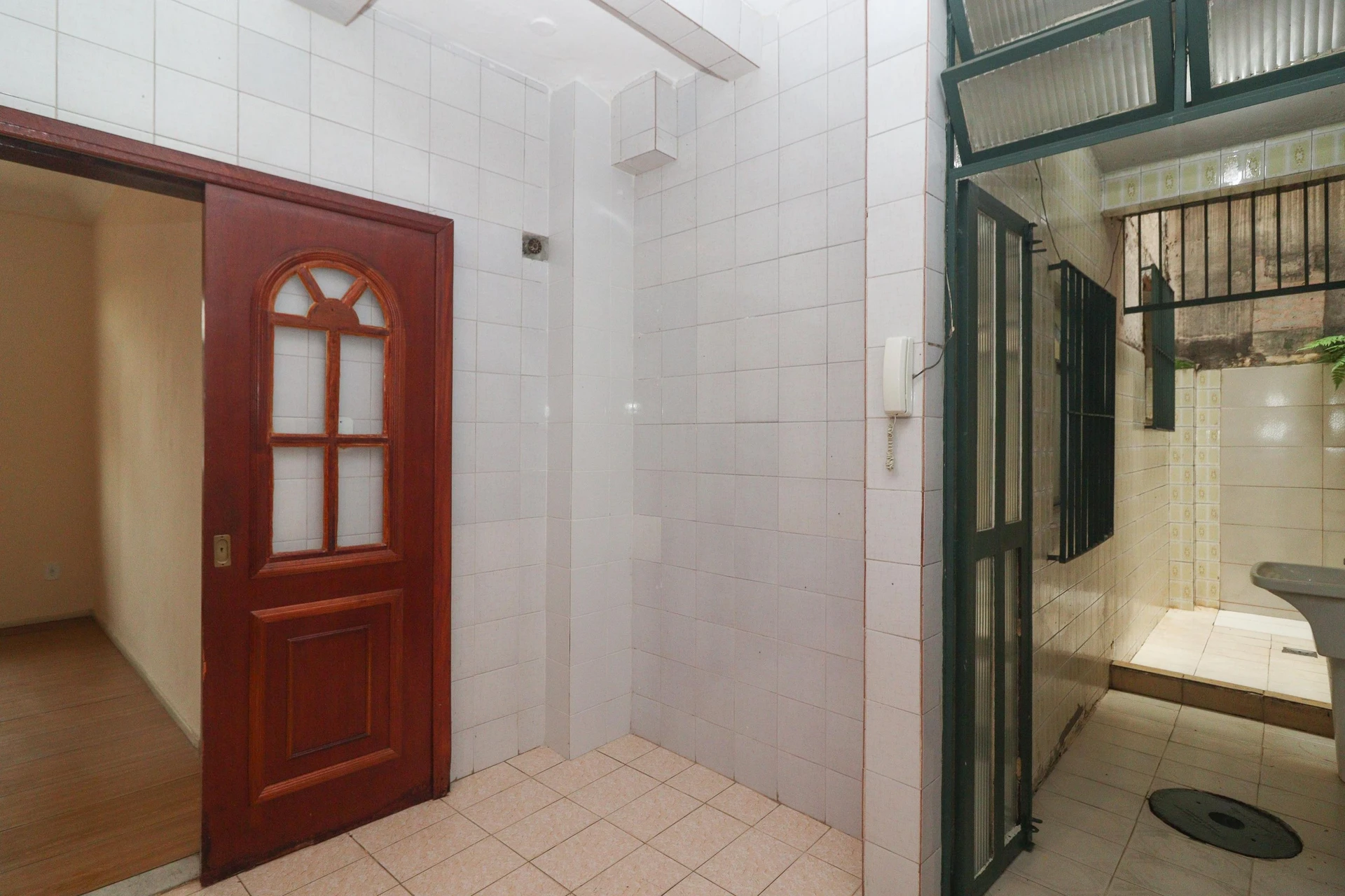 Квартира з 2 спальнями та дерев'яною підлогою або ламінатом — photo 33