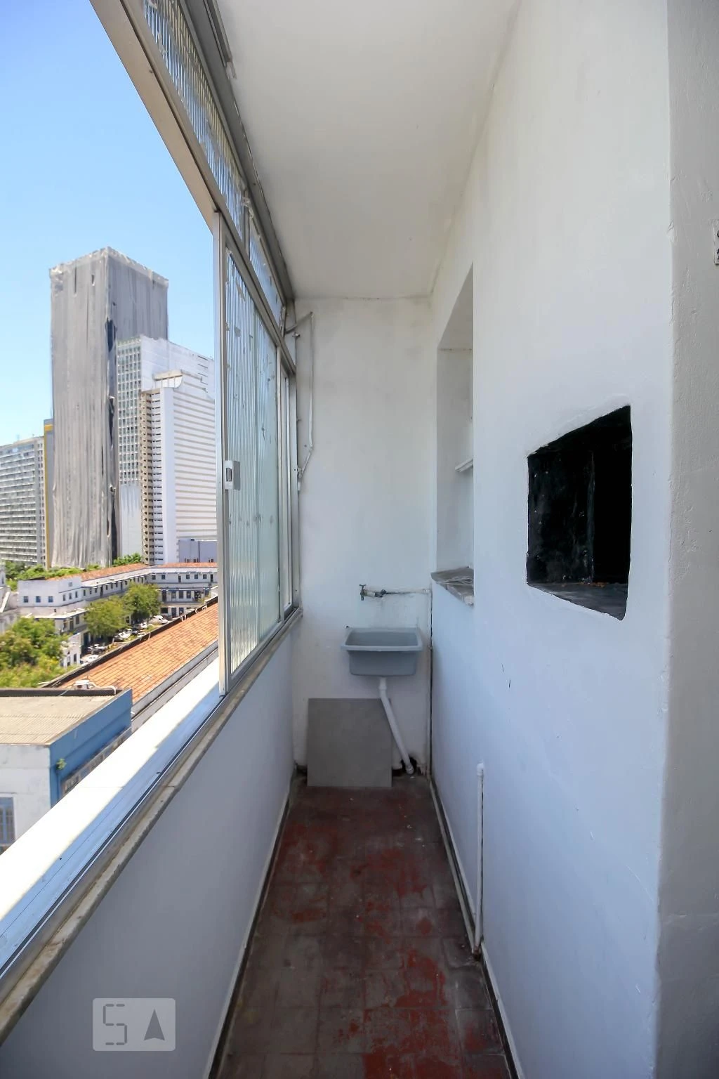 Unfurnished studio with 1 bedroom and a balcony — photo 10