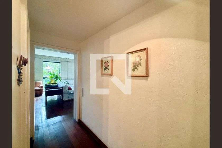 Apartment with 4 bedrooms and an en-suite bathroom — photo 22