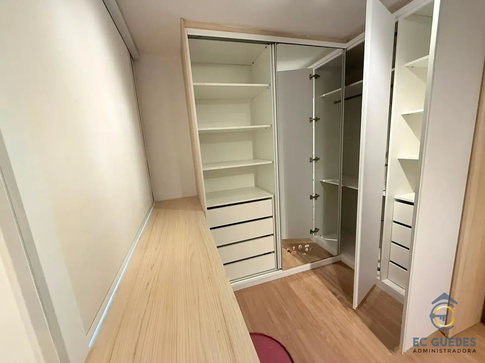 Furnished 3-bedroom apartment with glassed balcony — photo 40