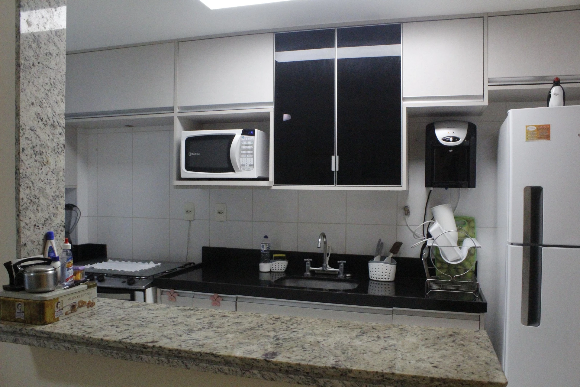 Apartamento mobiliado com 2 quartos e cozinha integrada