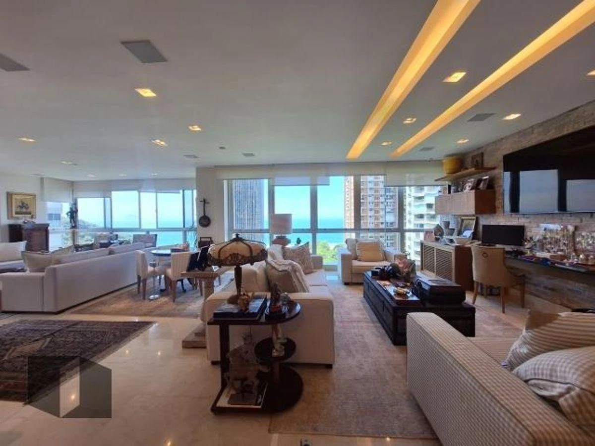 Furnished 4-bedroom apartment with 2 parking spots