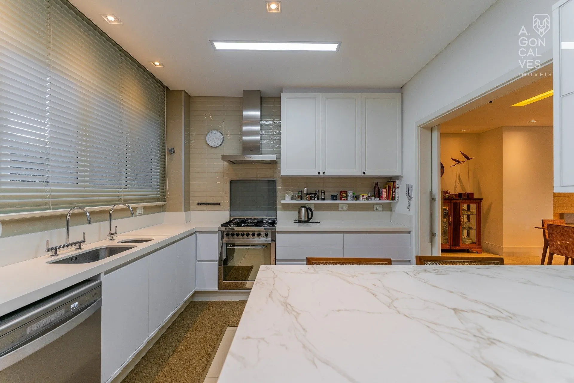 3-bedroom apartment with a dishwasher in Curitiba — photo 20