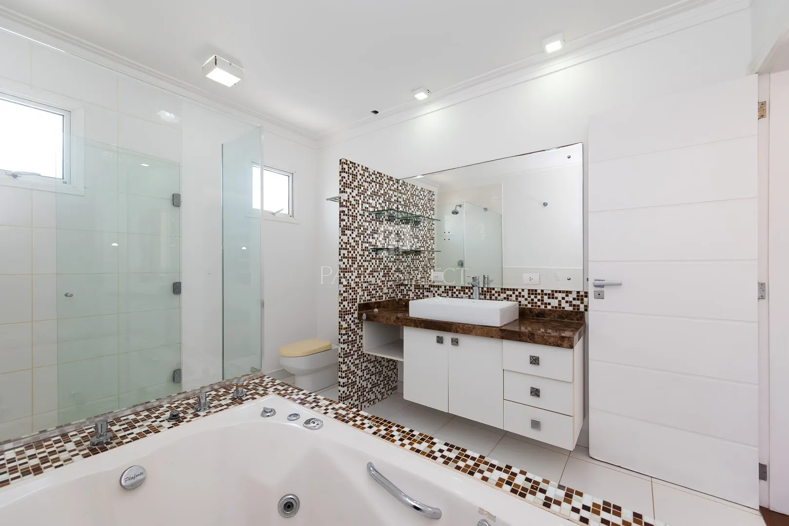 Furnished house, 305 m², with a bathtub — photo 76