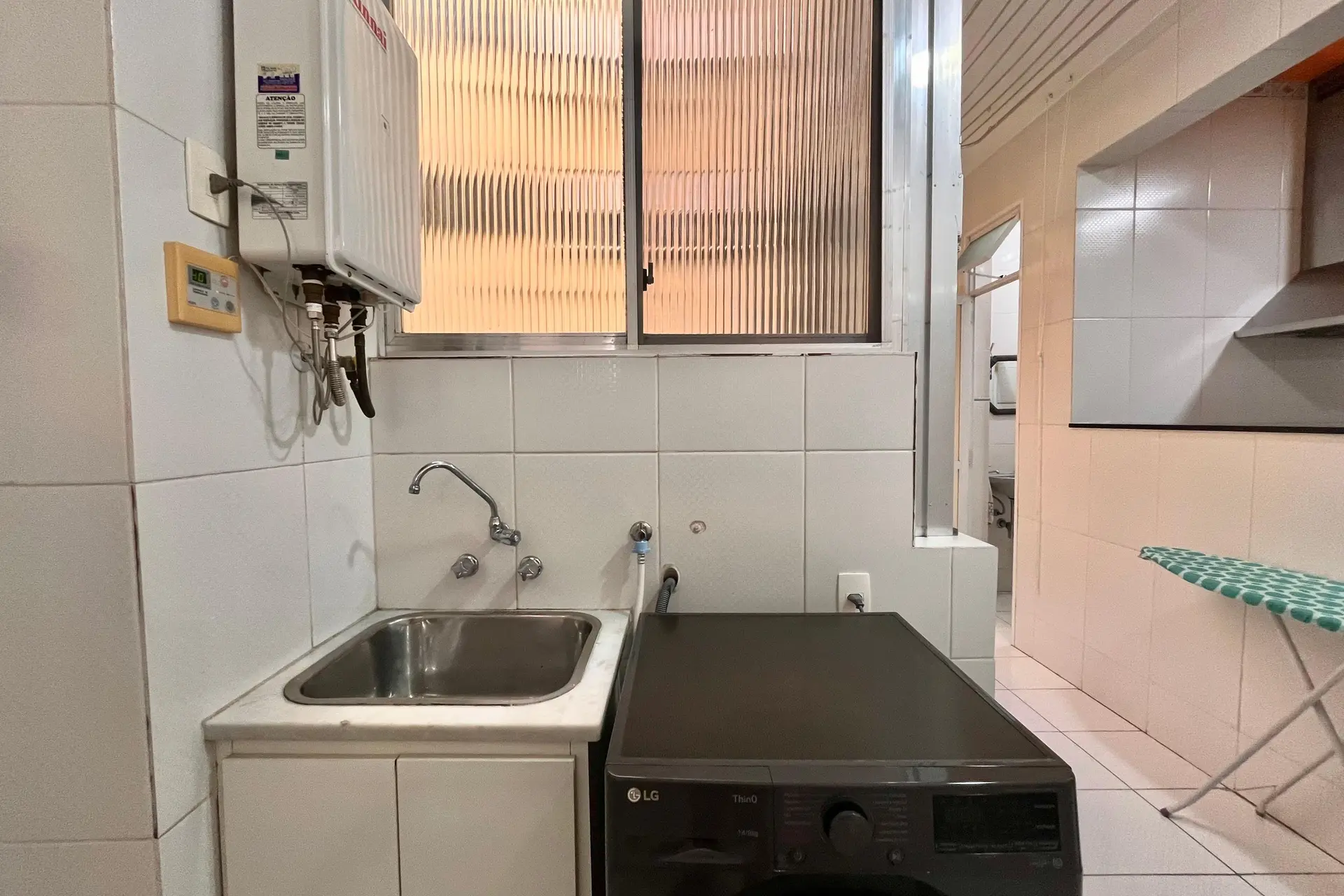 3-bedroom apartment with a working laundry setup — photo 25