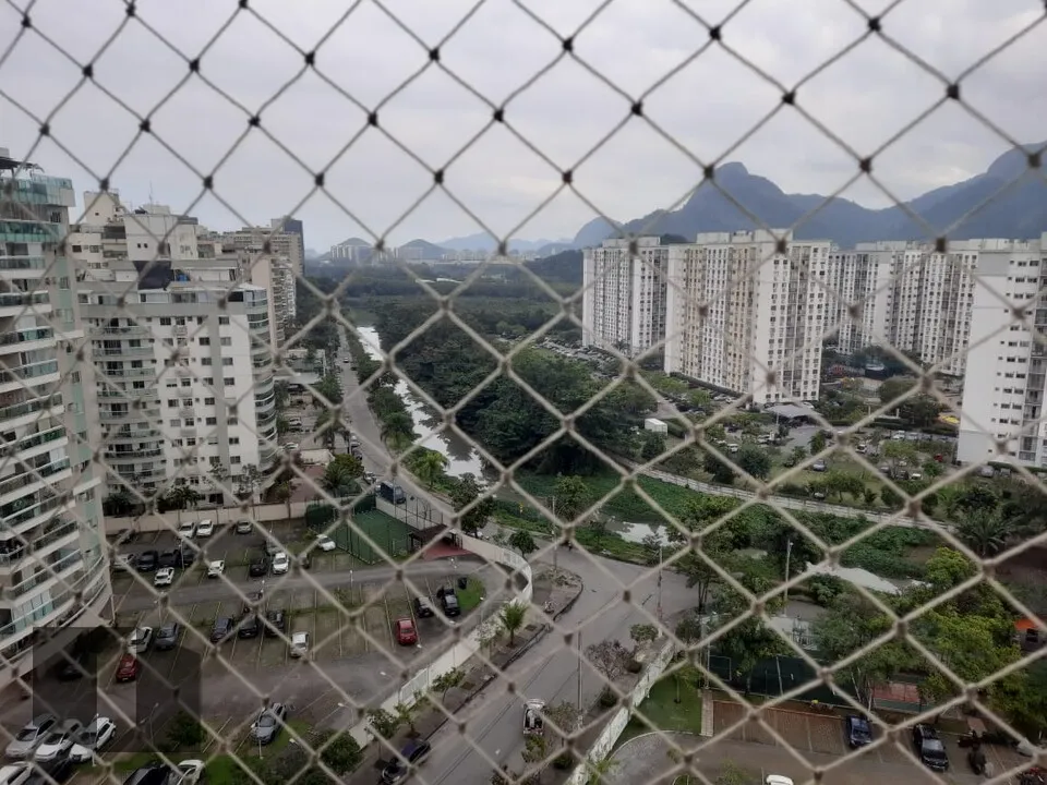 3-bedroom apartment with balcony and city views — photo 2