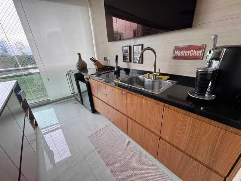Furnished 4-bedroom apartment with park-view windows — photo 28