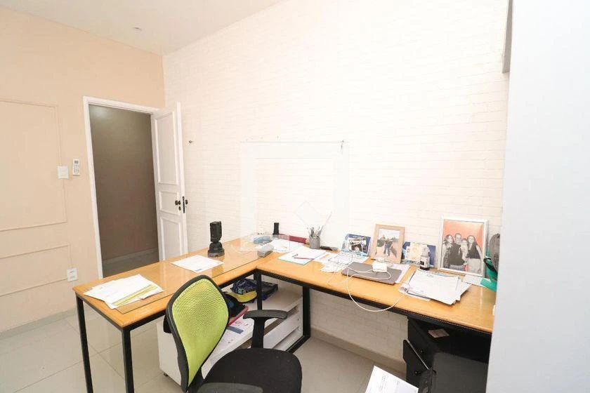 Home office in a 10-bedroom house, 747 m² — photo 30