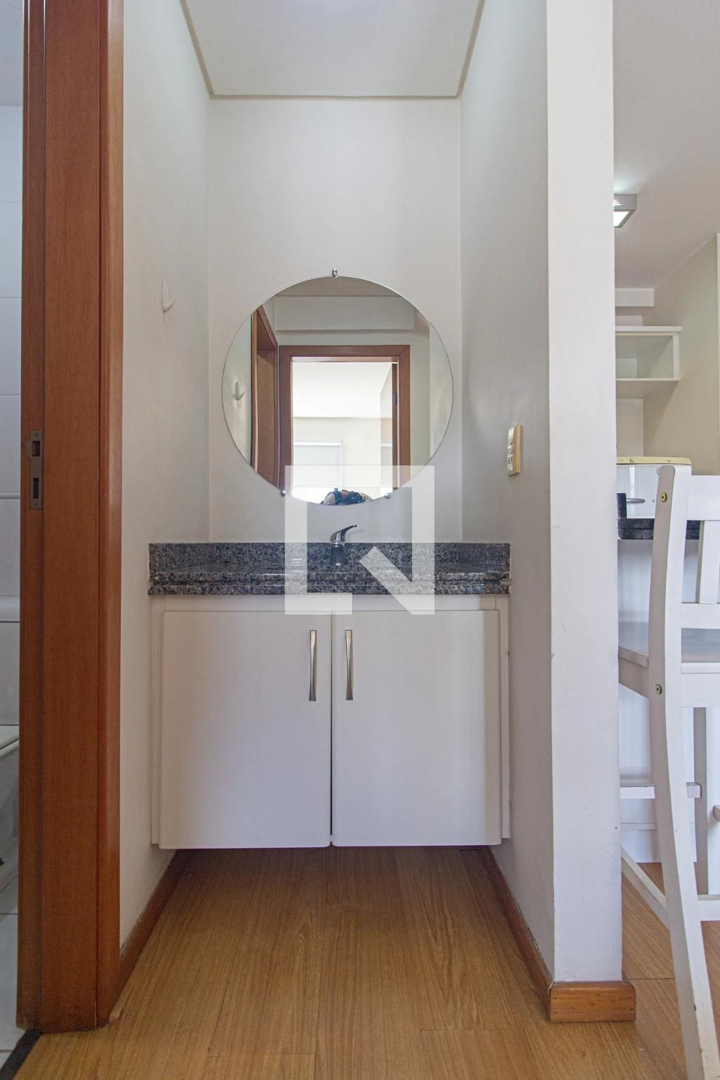 One-bedroom apartment in a building with a gym — photo 7