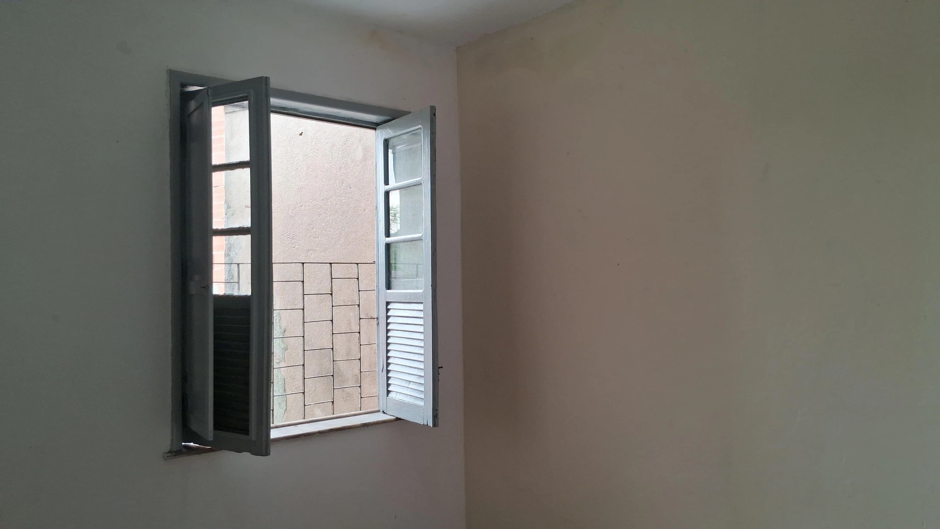 2-bedroom apartment with wood or laminate floors — photo 19