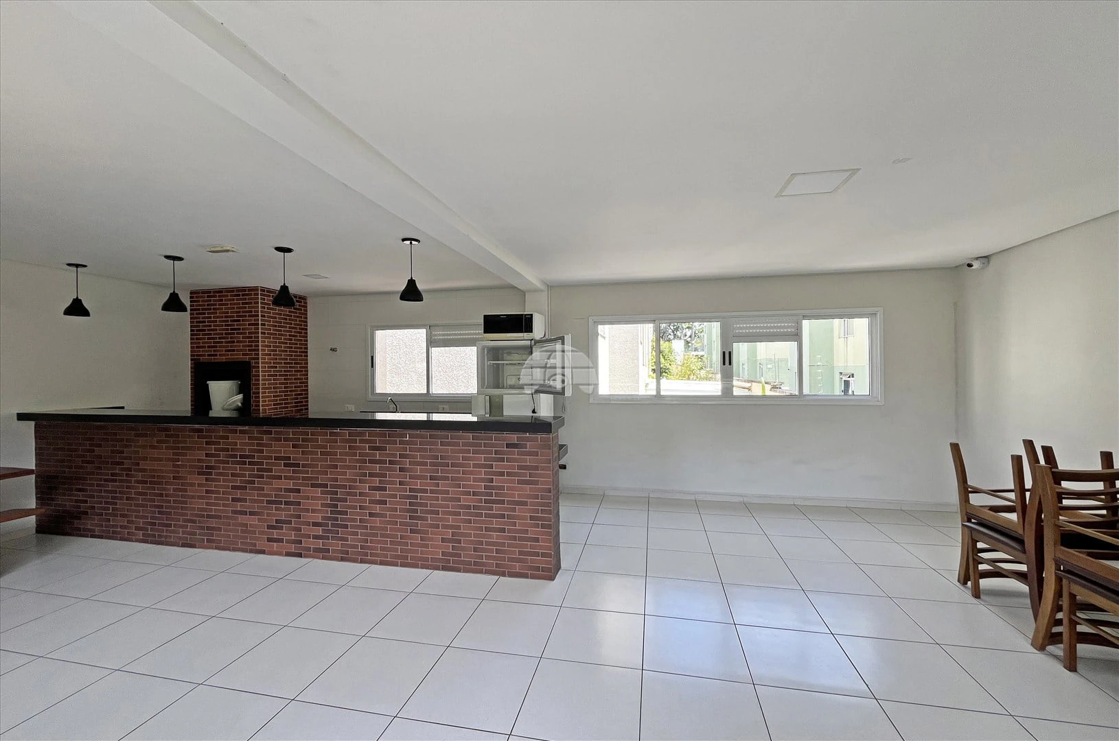 Balcony with a grill in a 2-bedroom apartment, 47 m² — photo 8